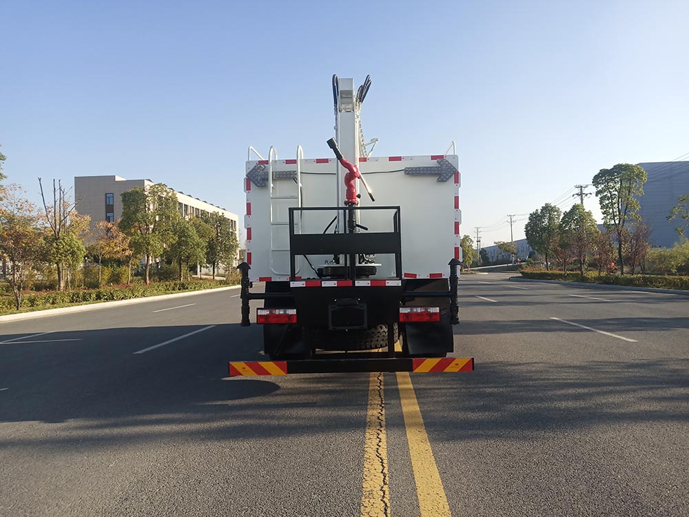 東風(fēng)多利卡D9光伏板清洗車(chē)圖片5