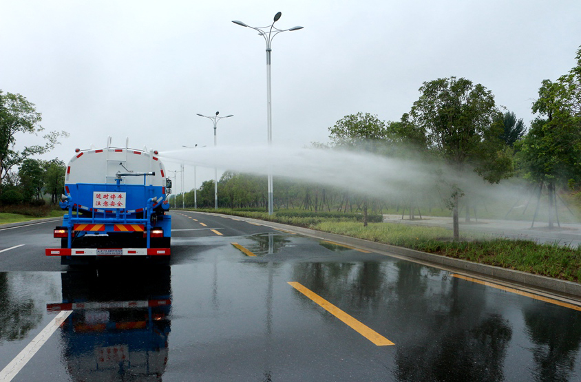 新款東風(fēng)后8輪拉水灑水車頂噴功能演示