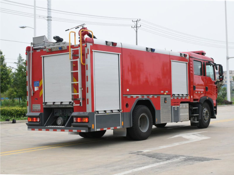 8.1噸重汽豪沃水罐消防車圖片4